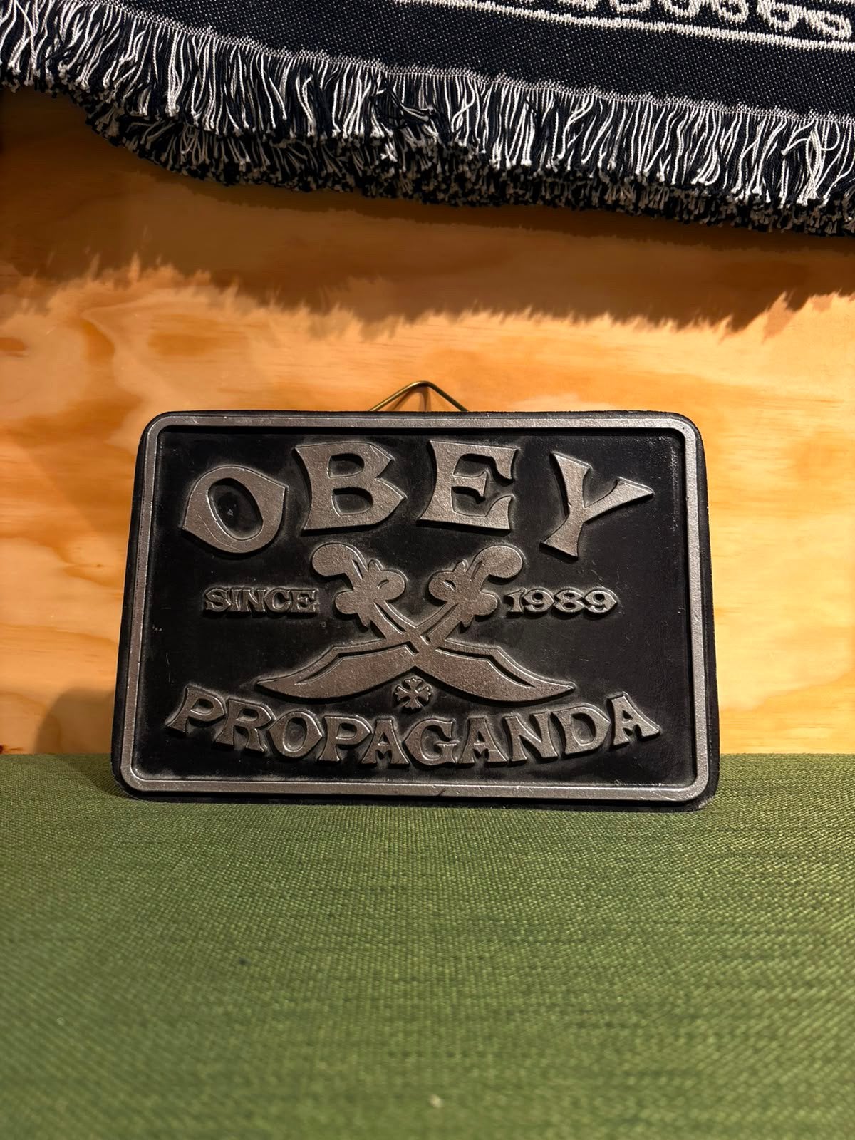 Obey bord, Ophalen, Zo goed als nieuw, Reclamebord