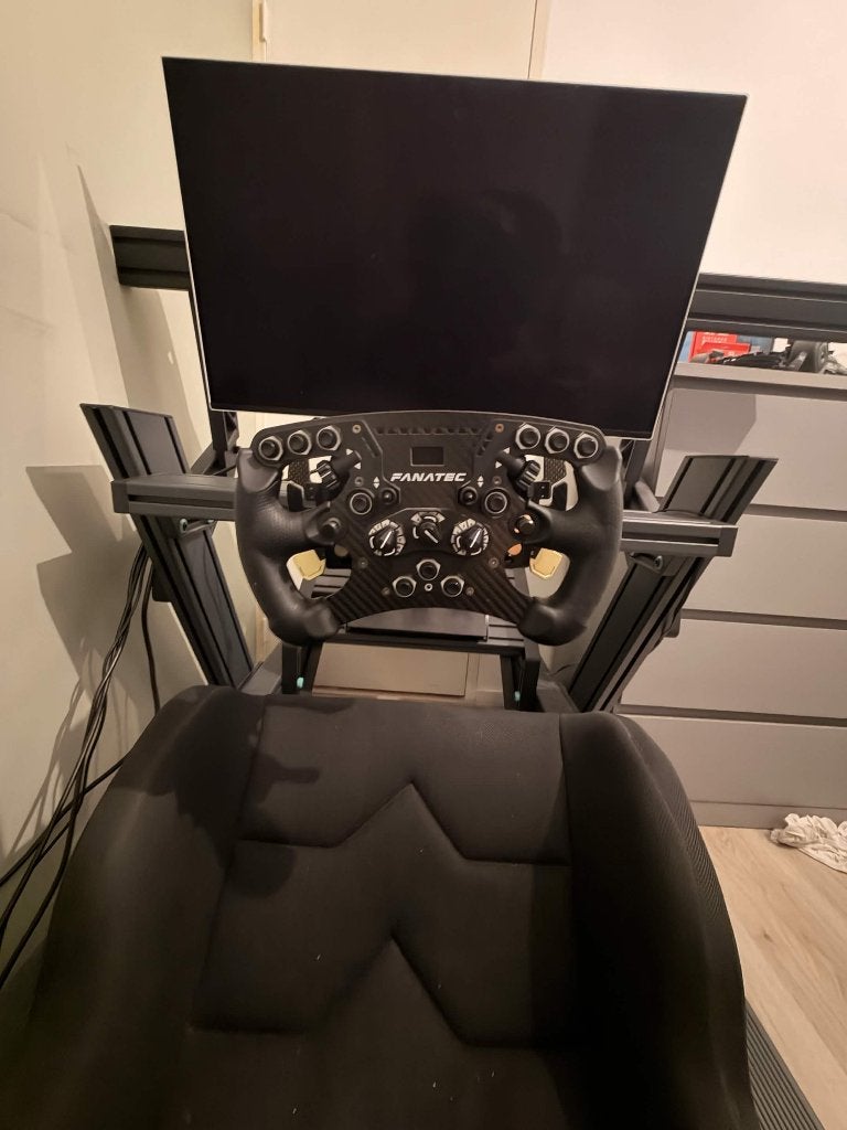 Fanatec setup x Mercedes F1 Simlab seat