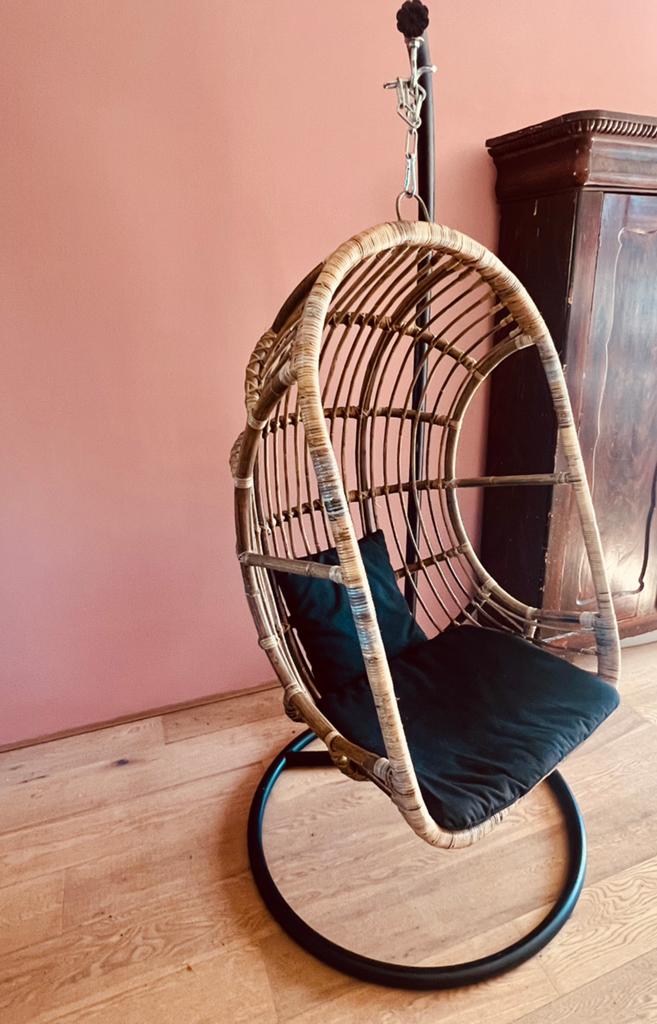 XL rotan hangstoel met standaard en kussens, Huis en Inrichting, Stoelen, Ophalen, Bruin, Riet of Rotan, Zo goed als nieuw