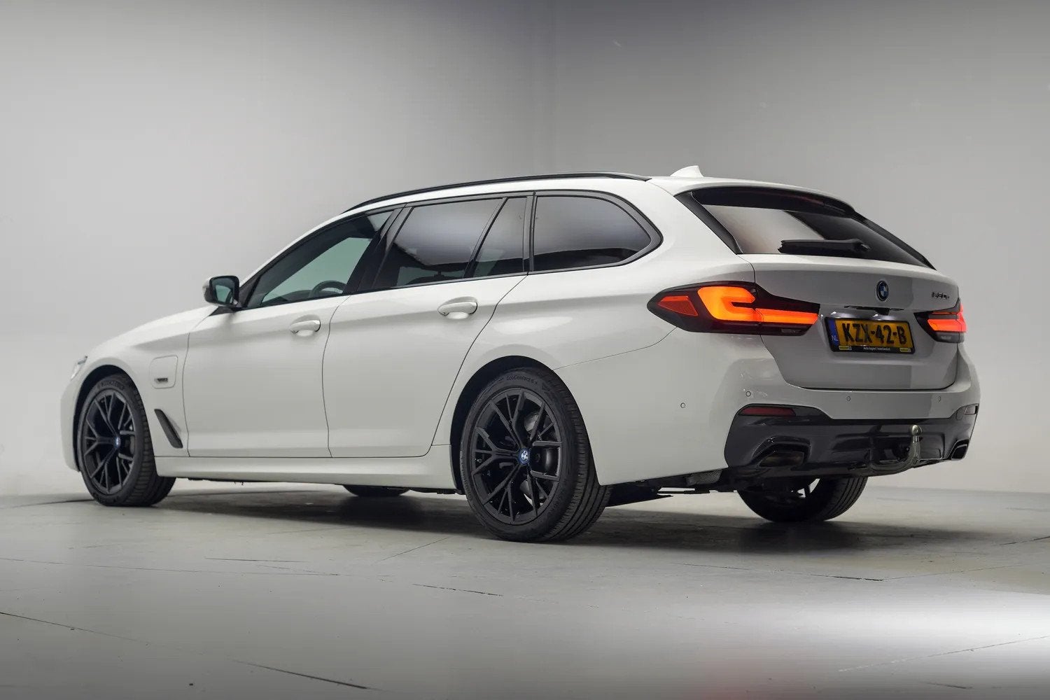 BMW 5 Serie 530e M-Sport High Executive Aut. [ Adapt.cruise, Auto's, 1998 cc, 4 cilinders, Wit, 1875 kg