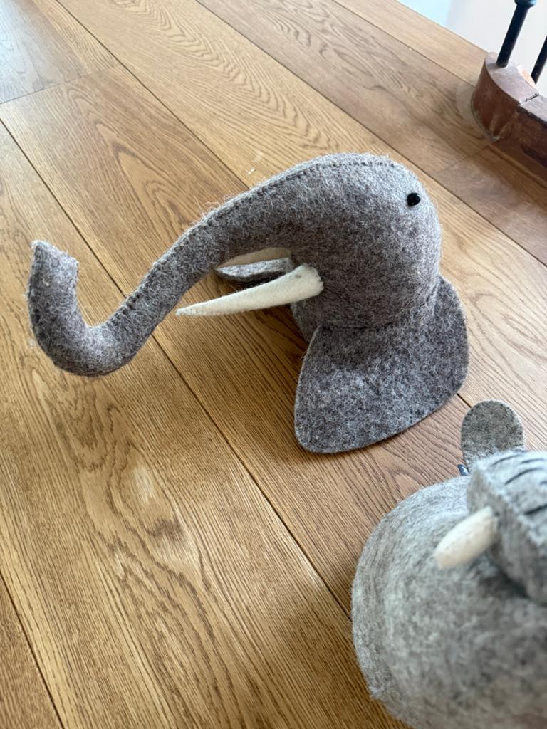 Set van 3 vilten dierenkoppen: olifant, nijlpaard, leeuw, Ophalen of Verzenden, Zo goed als nieuw, Wanddecoratie