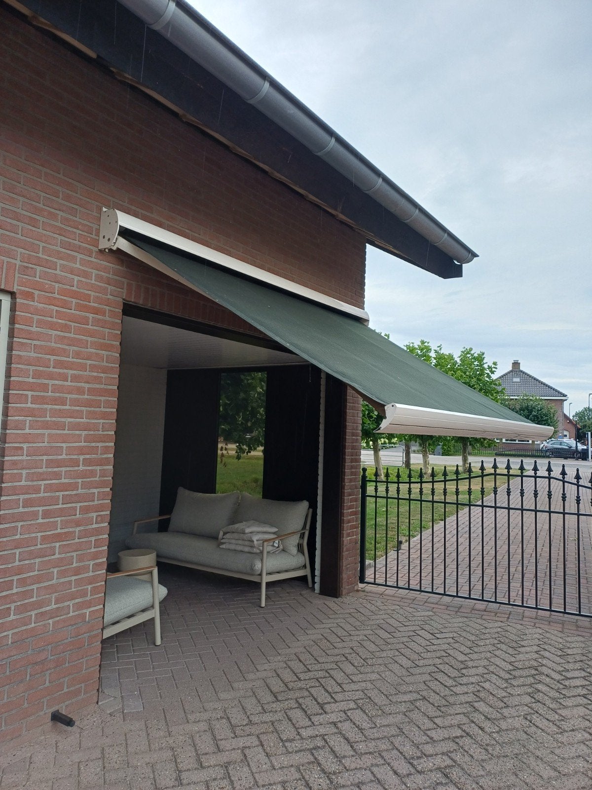 Elektrisch knikarmscherm - Groen doek, wit frame, Ophalen, Gebruikt, 450 cm of meer, Elektrisch