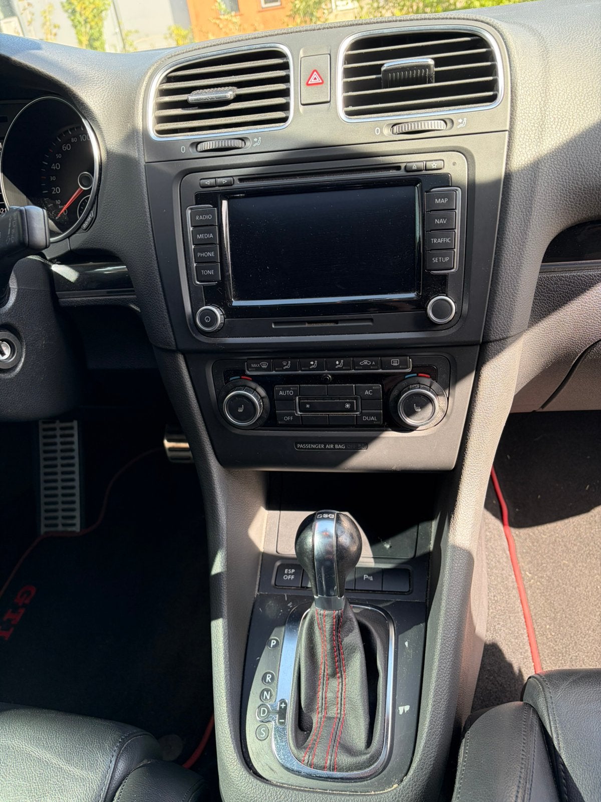 Foto 13 van Volkswagen Golf 2.0 GTI 155KW DSG 2010 Zwart PANO