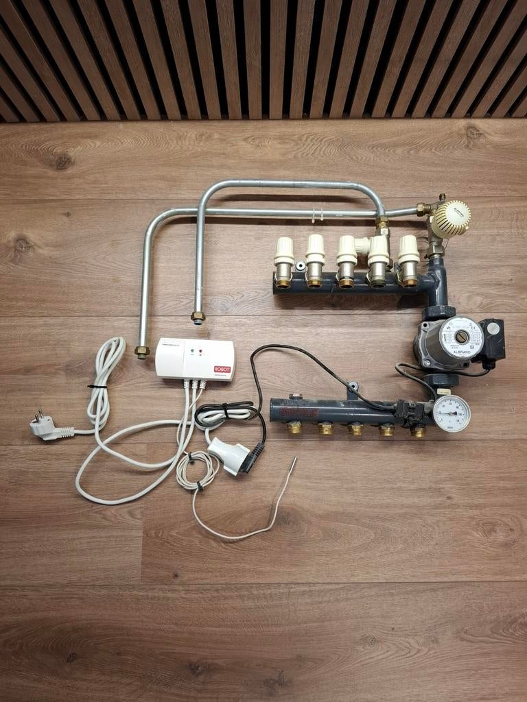 Vloerverwarming verdeler met pompschakelaar 5 groepen, Doe-het-zelf en Verbouw, Verwarming en Radiatoren, Ophalen, Gebruikt, Minder dan 30 cm