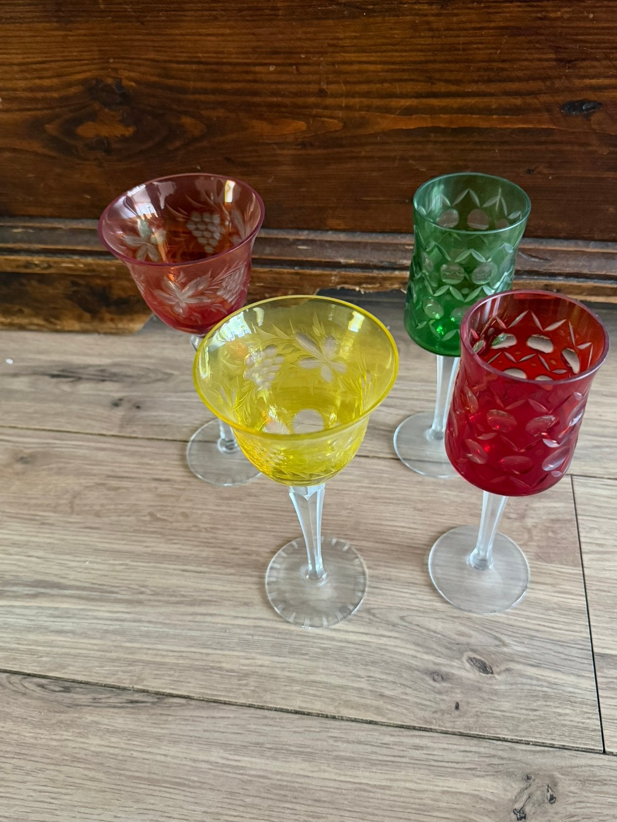 Set van vier vrolijk gekleurde antieke glazen, Ophalen, Zo goed als nieuw, Overige typen