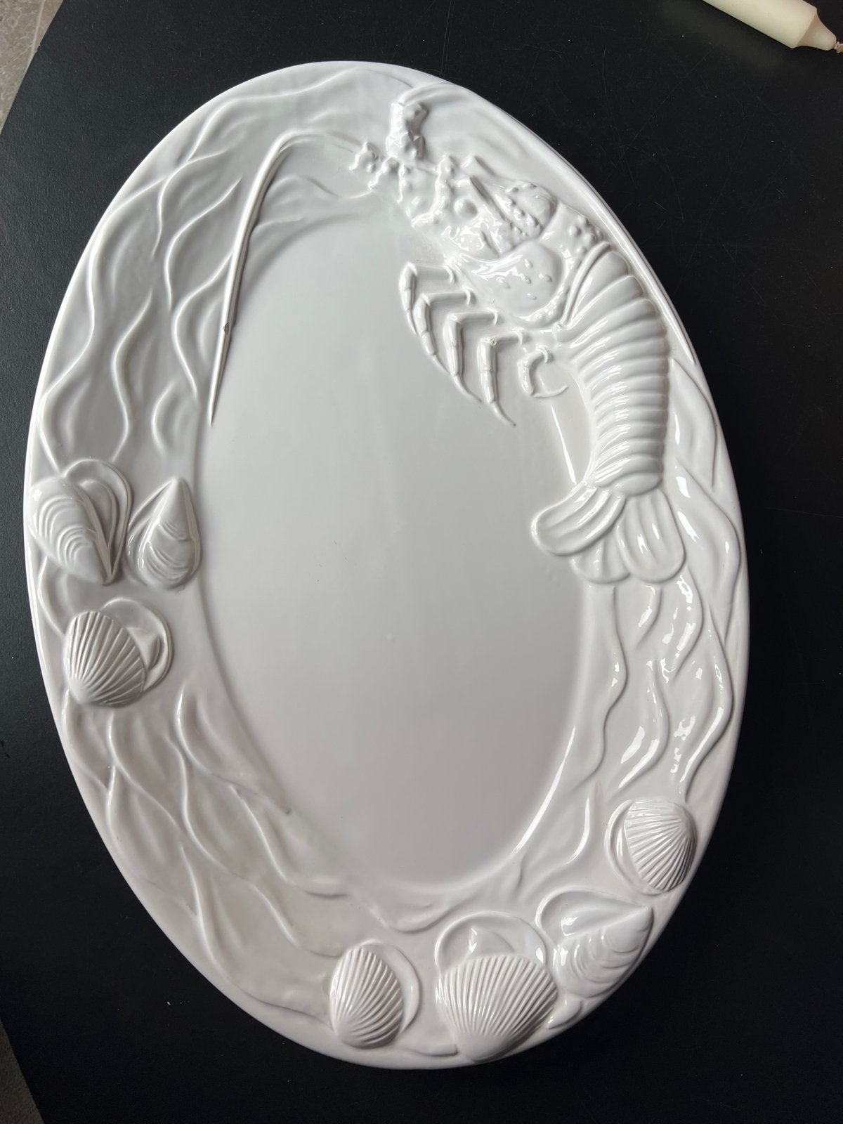 Grote witte serveerschaal met kreeft en schelpen, 50x35 cm, Gebruikt, Overige merken, Keramiek, Ophalen of Verzenden