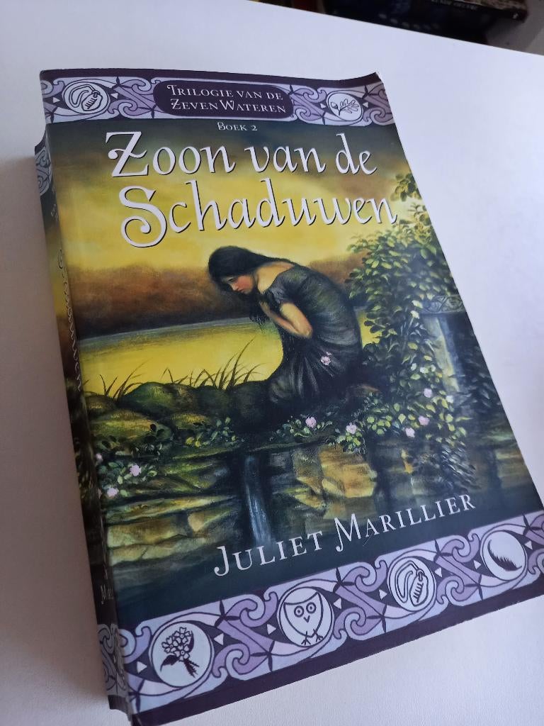 Juliet Mariller- Zoon van de Schaduwen (Zeven Wateren deel 2, Boeken, Ophalen of Verzenden, Gelezen