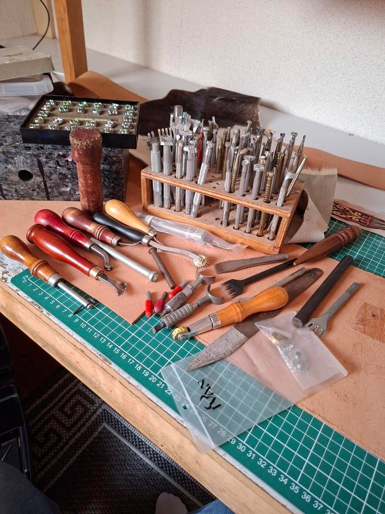 Complete leerbewerkset: stempels, gereedschap, verf & meer, Ophalen, Gebruikt, Leer, Gereedschap of Toebehoren