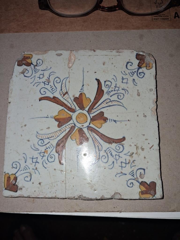 Oude tegel met bloemmotief, Ophalen of Verzenden