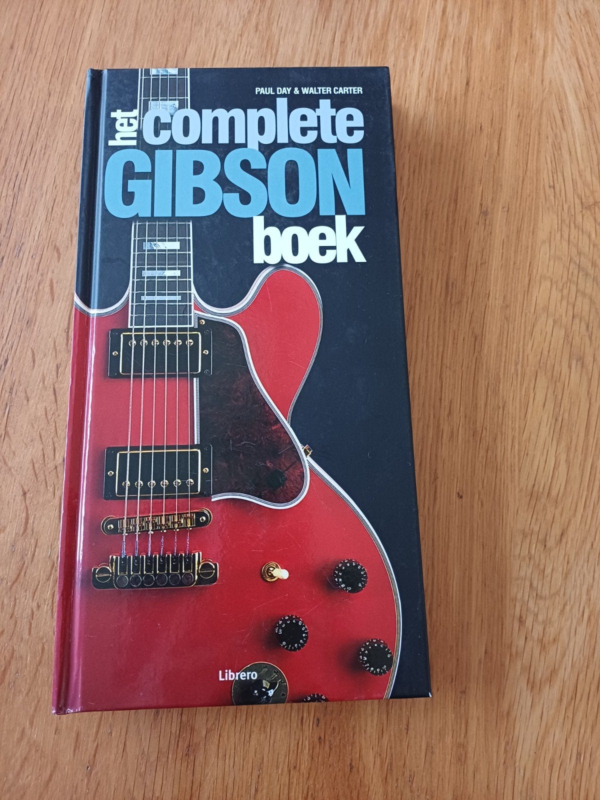 Het Complete Gibson Boek - Paul Day & Walter Carter, Boeken, Ophalen of Verzenden, Zo goed als nieuw, Instrument, Paul Day & Walter Carter