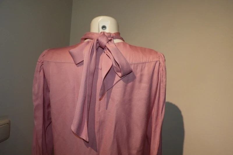 Brigitte Herskind chique top roze kolletje strik nek knopenM, Verzenden, Zo goed als nieuw, Lange mouw, Roze