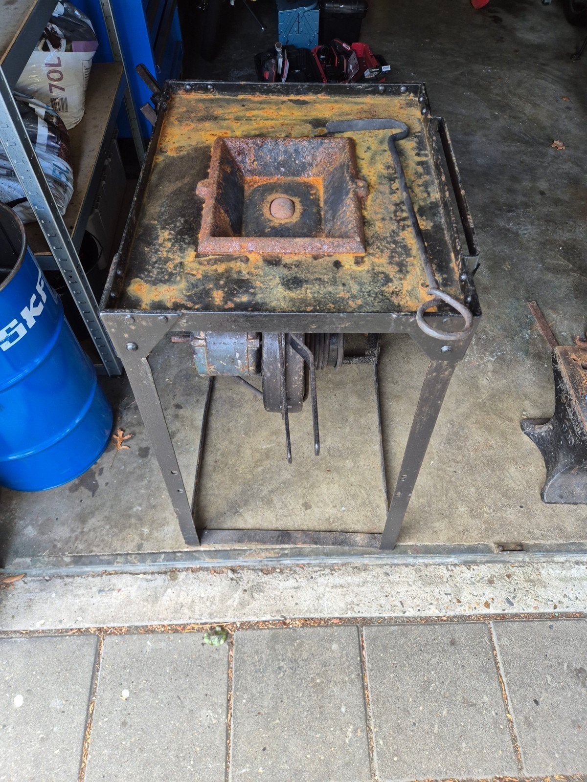 Smidse met 50 kg aambeeld gereedschap en kolen voor smeedvuu, Doe-het-zelf en Verbouw, Ophalen, Gebruikt
