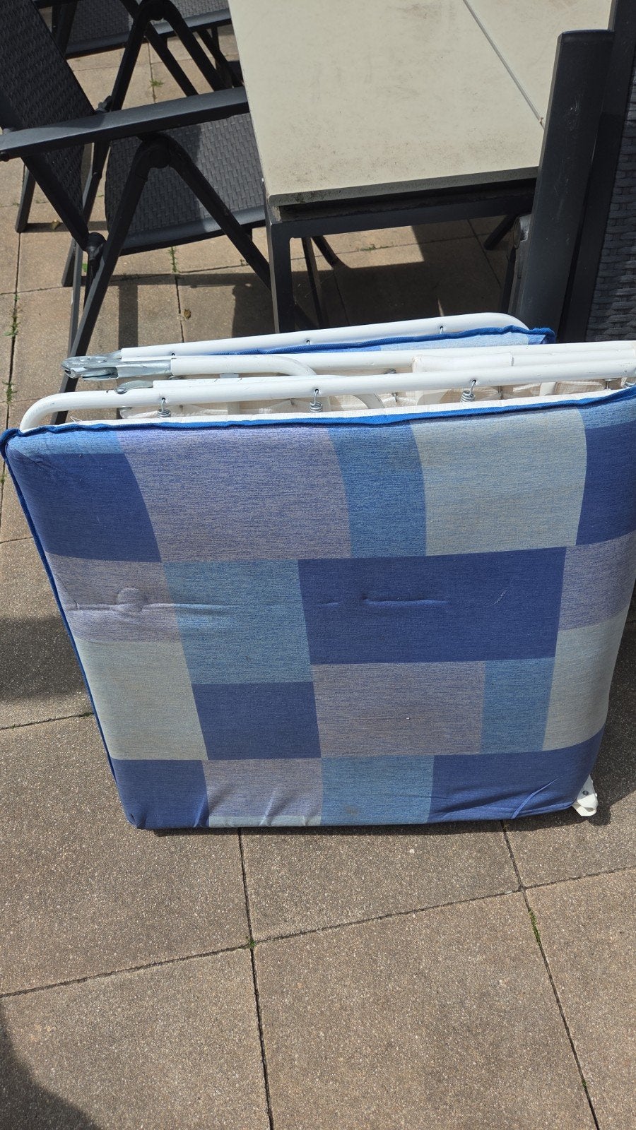 Opvouwbaar ligbed met blauw/grijs kussen, Ophalen, Gebruikt, Metaal, Inklapbaar