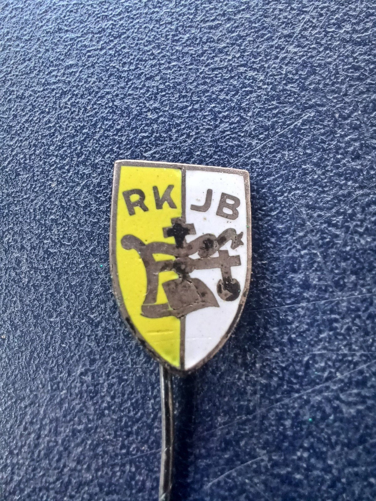 Emaille speldje RKJB (geel/wit), Ophalen of Verzenden, Gebruikt, Overige onderwerpen, Speldje of Pin