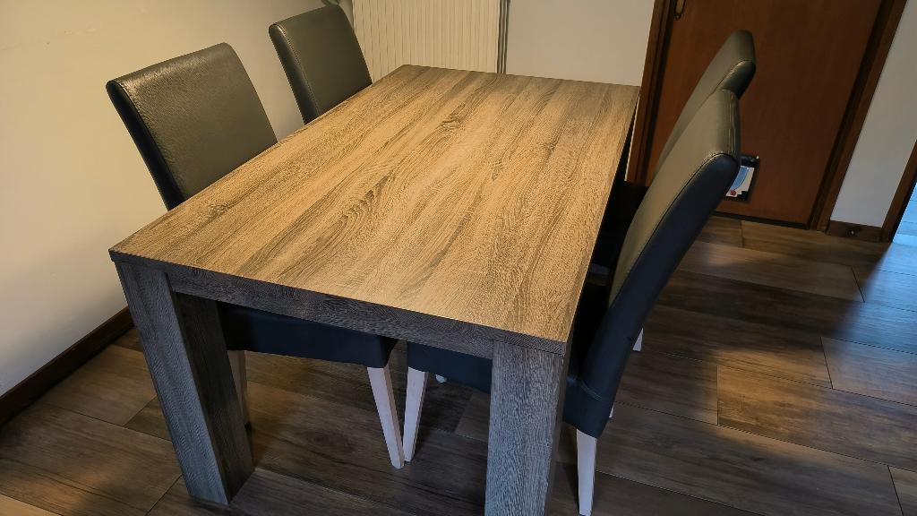gratis af te halen keukentafel (eettafel ) met 4 stoelen, Huis en Inrichting, Tafels | Eettafels, Ophalen, Gebruikt, 50 tot 100 cm
