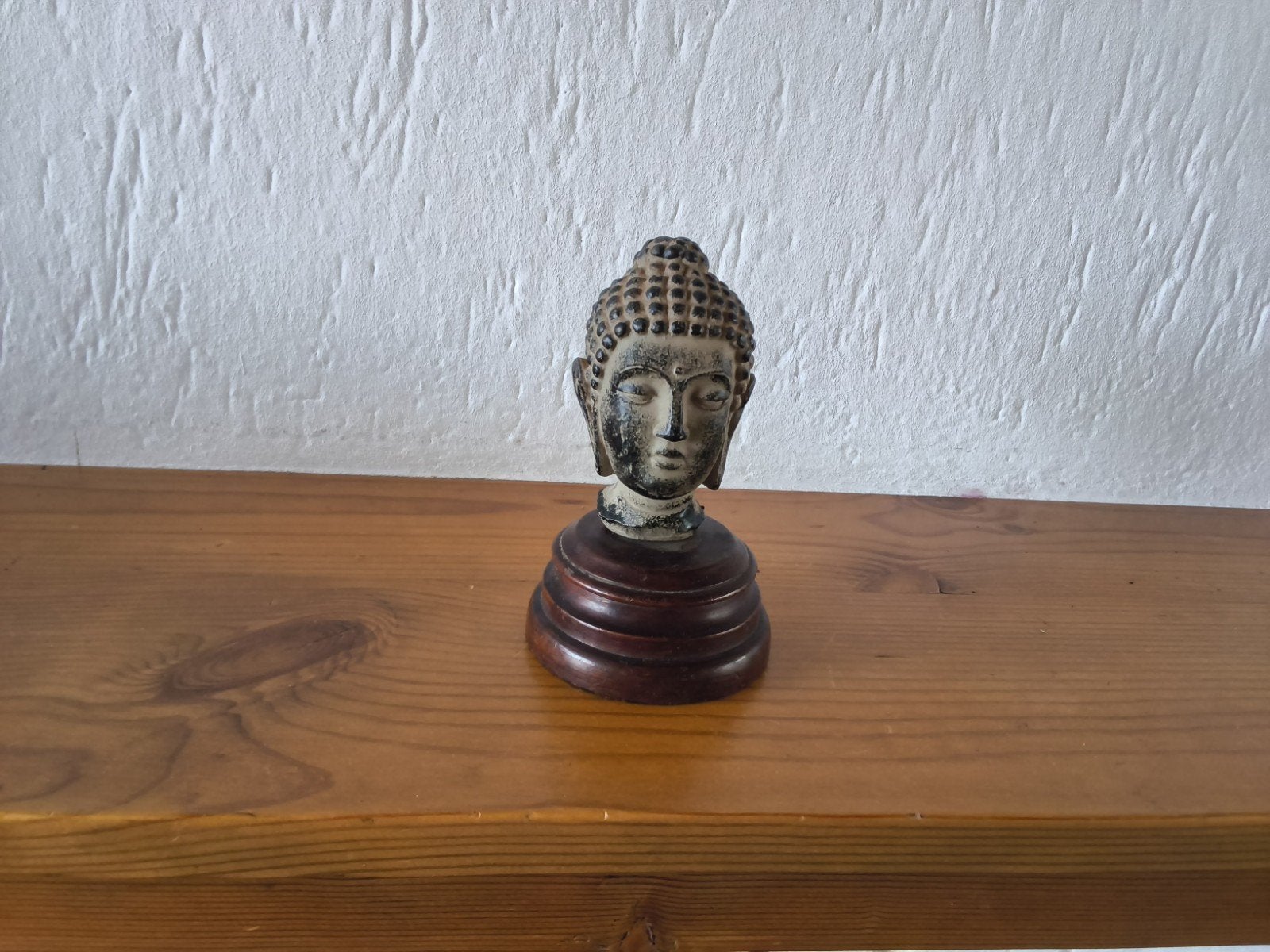 Boeddha hoofd op sokkel - Steen/keramiek, Gebruikt, Met sokkel, Steen/keramiek, Grijs