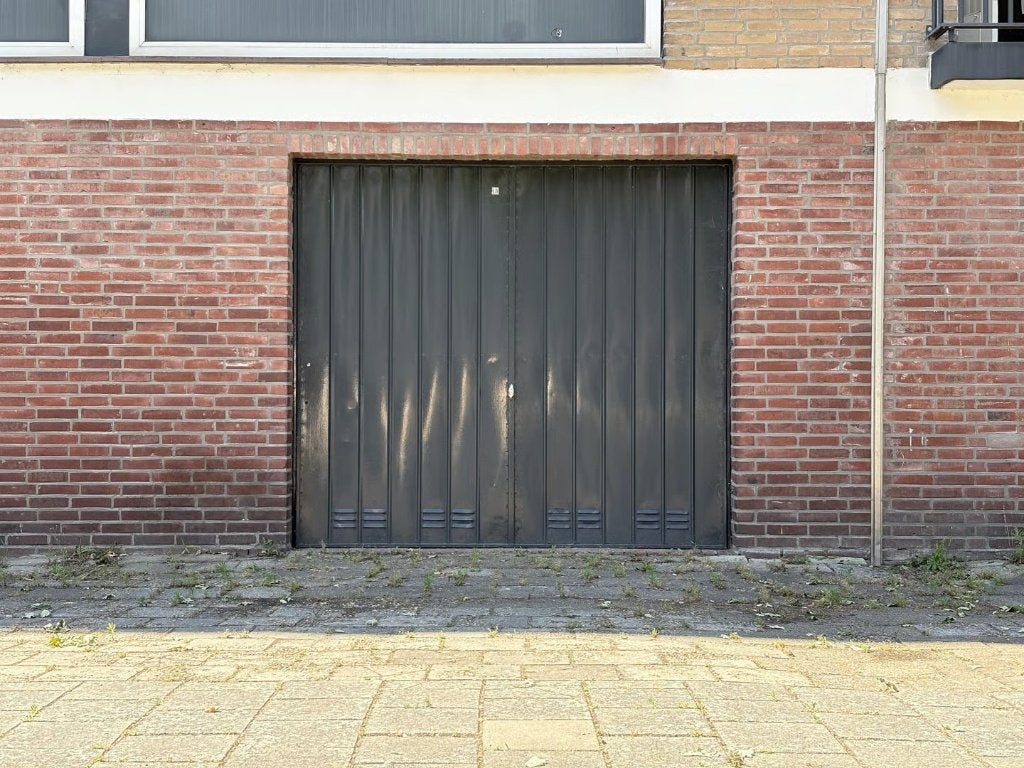 Te huur: ruime garagebox (ca. 21m2) Van Neslaan in Hilversum