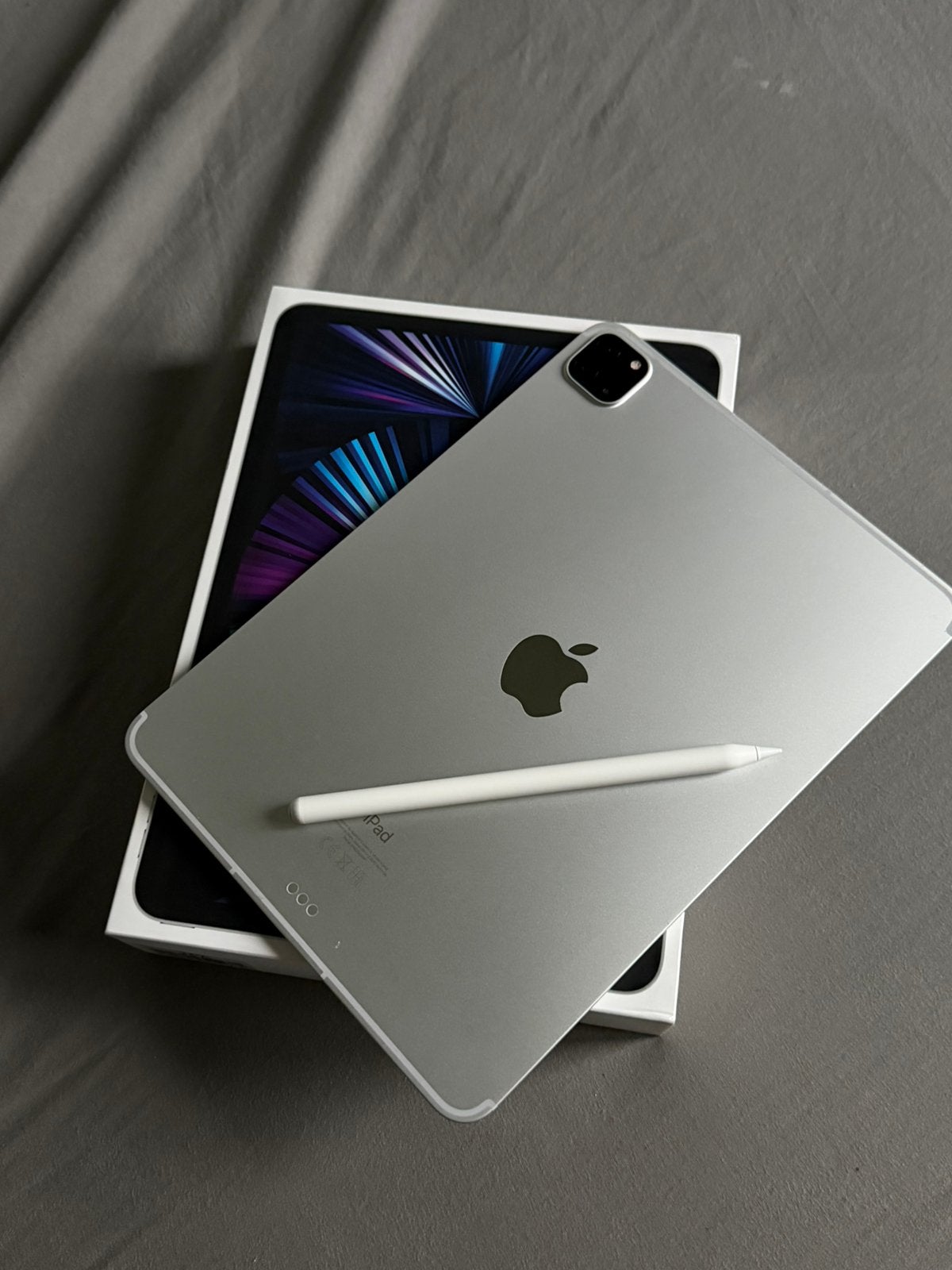 Foto 2 van Ipad pro M1 128GB cellular + pencil + case