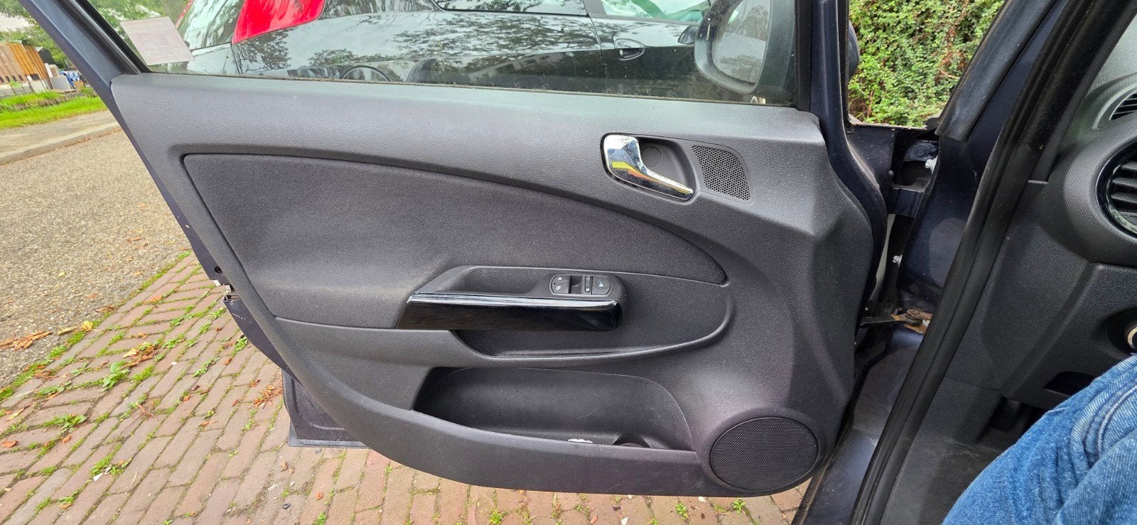 Foto 10 van Opel Corsa 1.4 16V 5D 2010 Zwart