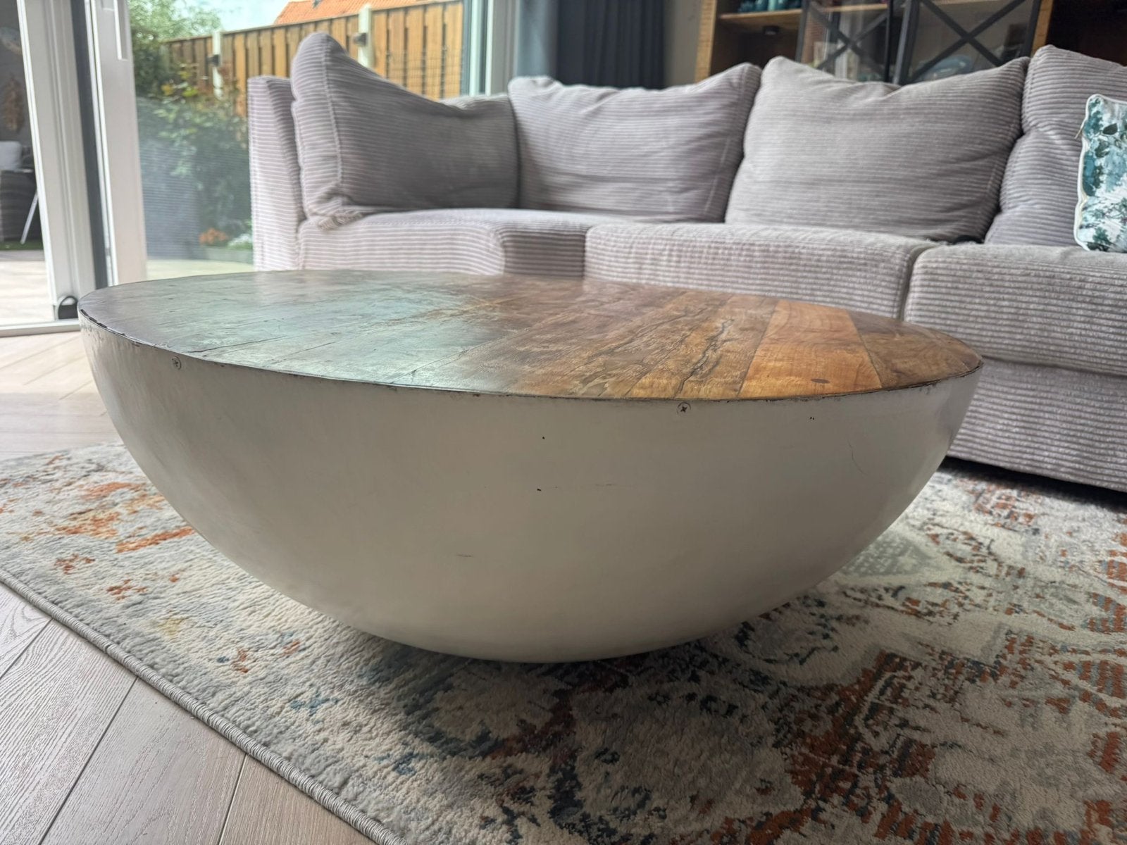 Ronde salontafel met houten blad en betonnen voet, Gebruikt, Rond, Overige houtsoorten, 50 tot 100 cm
