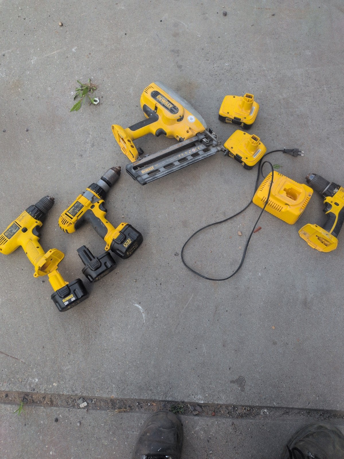 Partij deWalt gereedschap met Accu en Oplader, Boormachine, Gebruikt, Variabele snelheid, Ophalen of Verzenden