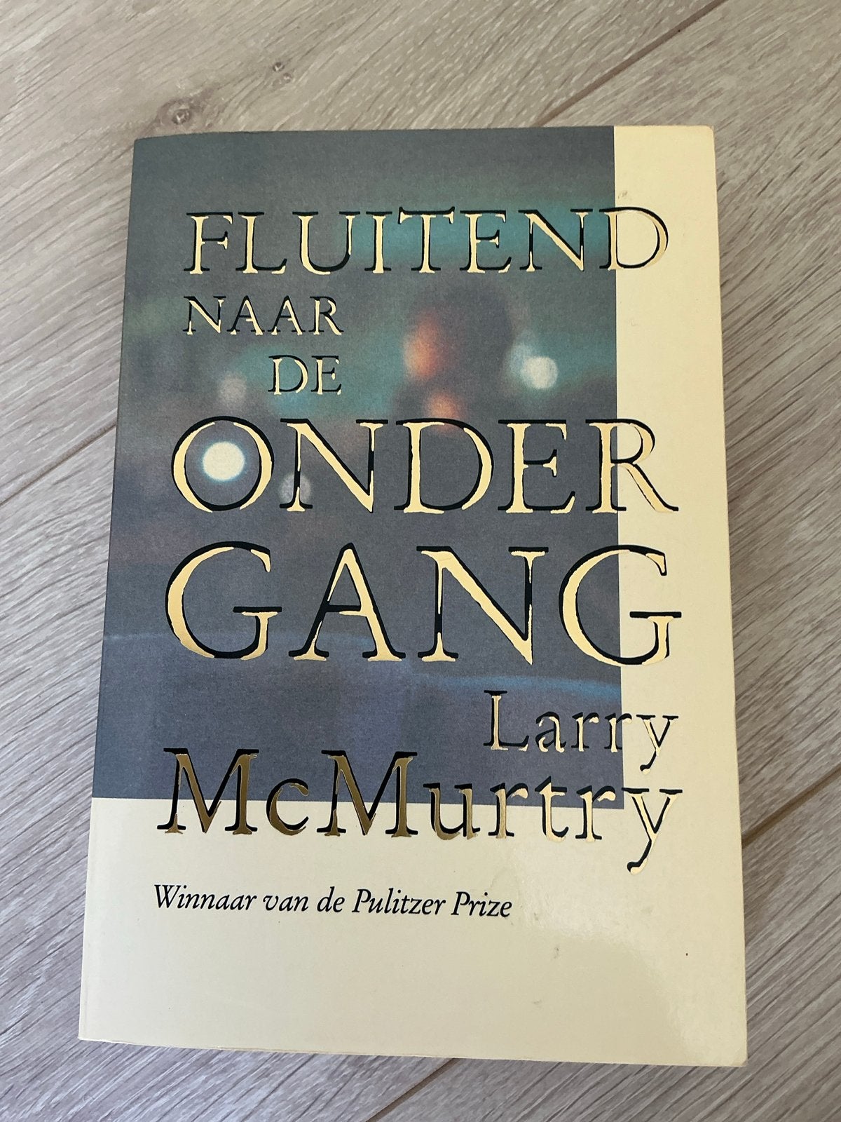 Fluitend naar de Ondergang - Larry McMurtry (Pulitzer Prize), Ophalen of Verzenden, Gelezen, Wereld overig