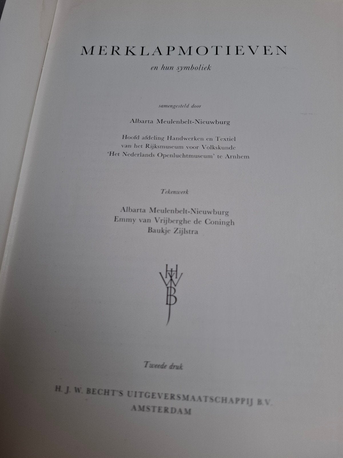 Merkklapmotieven en hun symboliek - Borduurboek, Ophalen of Verzenden, Gelezen, Borduren en Naaien, Albarta Meulenbelt-Nieuwburg
