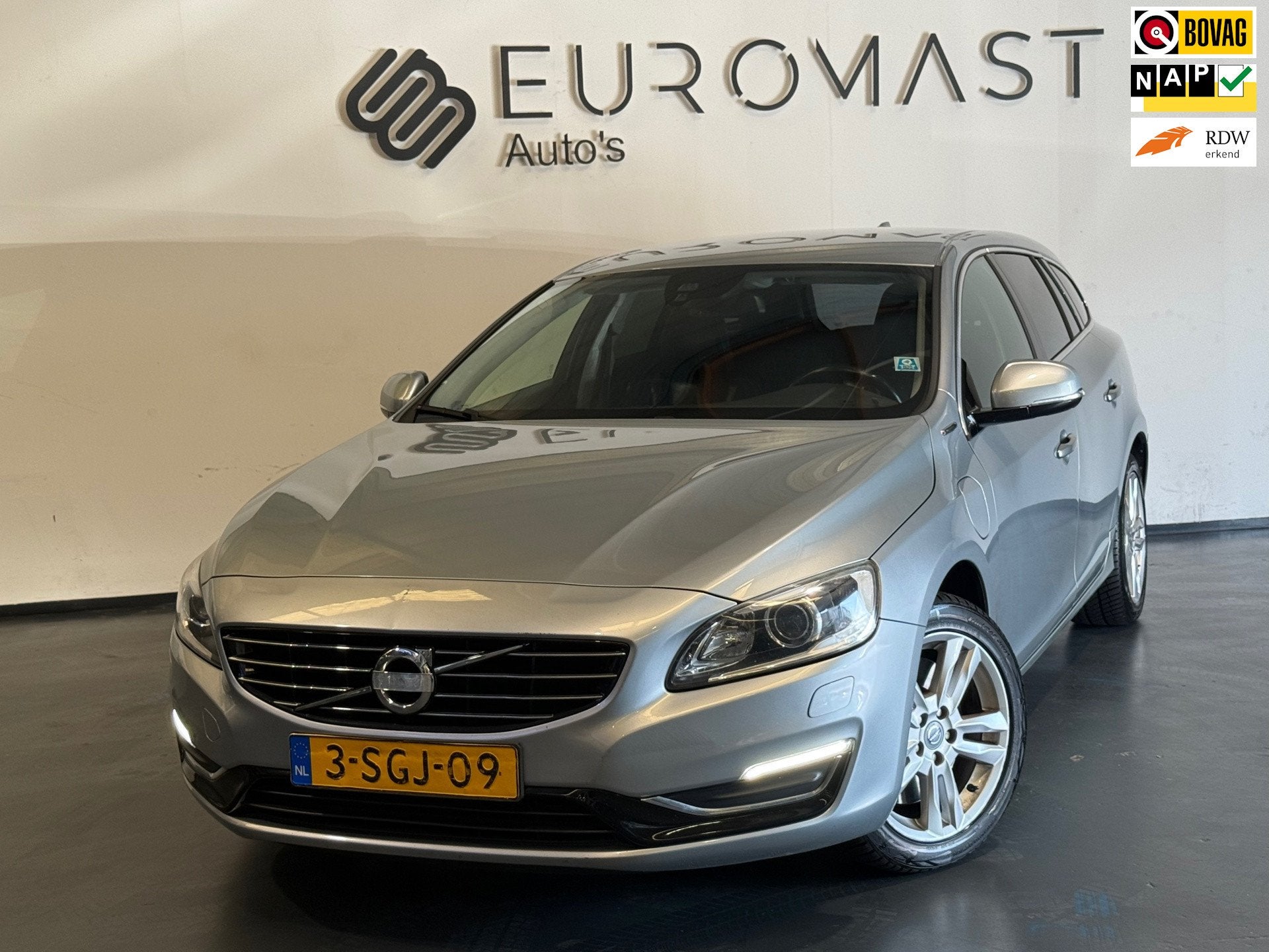Volvo V60 2.4 D6 AWD Plug-In Hybrid Summum Automaat Navi Cru, Auto's, Automaat, Zwart, Vierwielaandrijving, 11 kWh