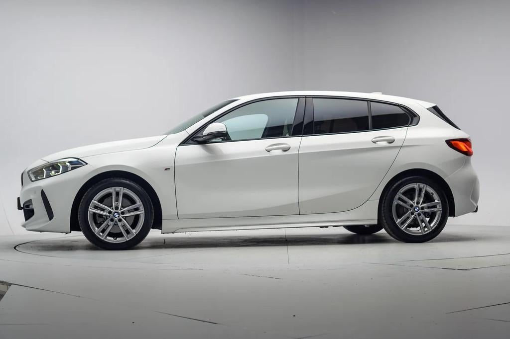 BMW 1-serie 118i M Sport Business Edition Aut. [ LED Live co, Auto's, BMW, 136 pk, Gebruikt, 1295 kg, Wit