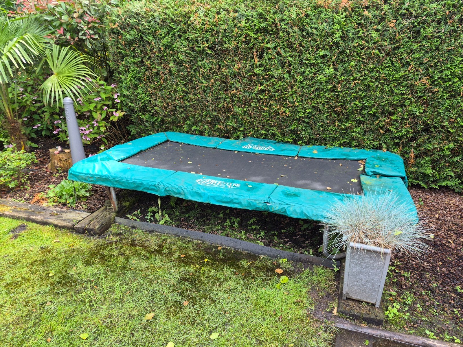 Berg Trampoline - Rechthoekig, Inclusief Beschermhoes, Ophalen, Gebruikt