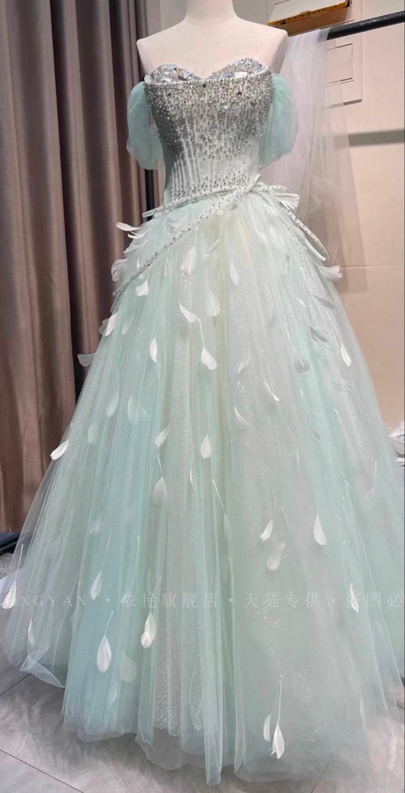 Prachtige zeegroene trouwjurk met kristallen en veren, Kleding | Dames, Ophalen of Verzenden, Nieuw, Groen, Trouwjurk