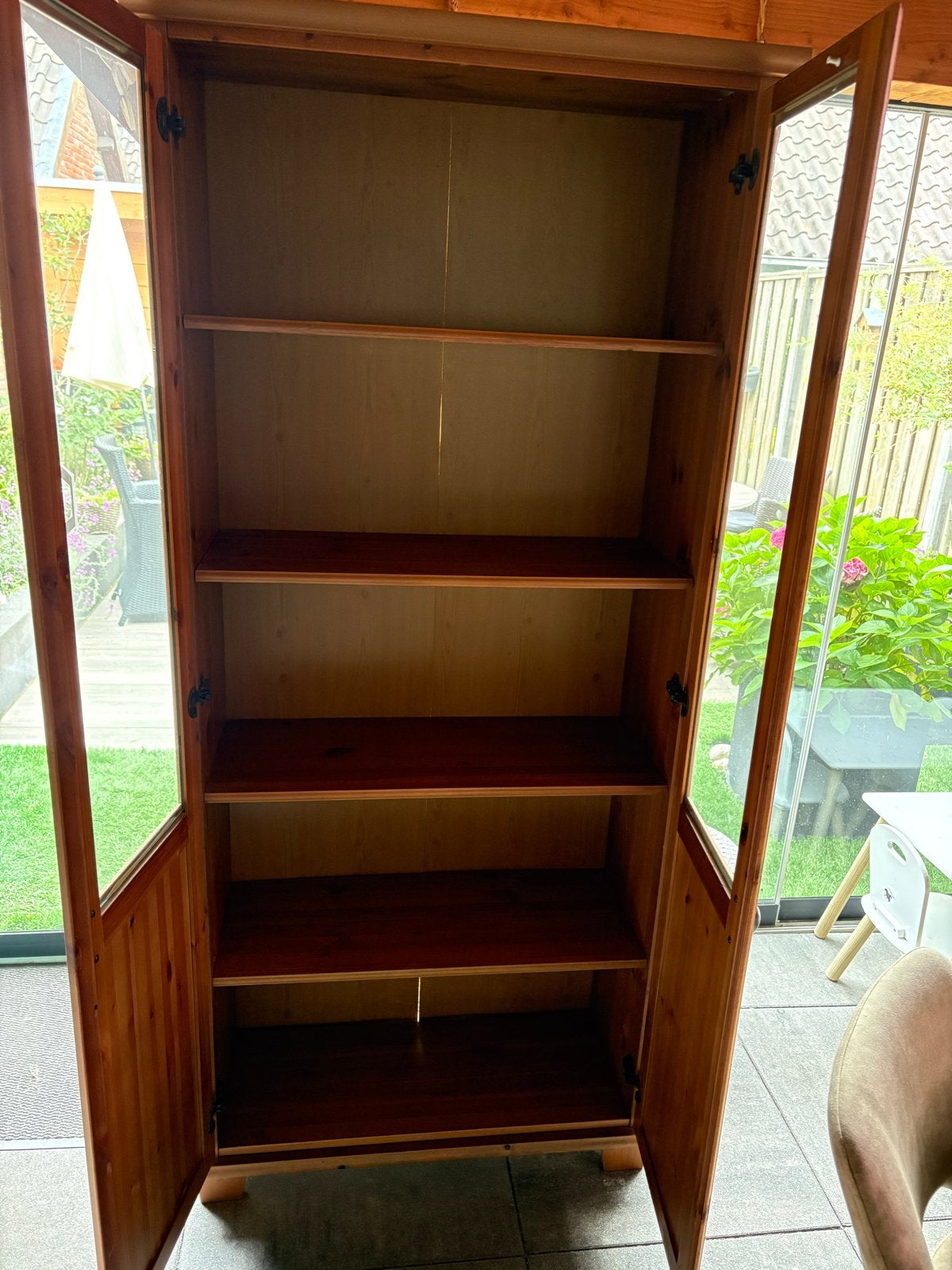 Houten vitrinekast met glazen deuren, Huis en Inrichting, Kasten | Vitrinekasten, Ophalen, Gebruikt, 50 tot 100 cm, 150 tot 200 cm
