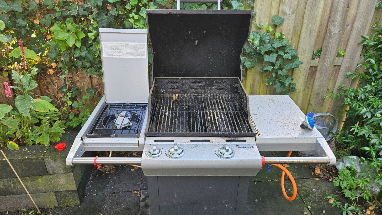 Gasbarbecue met zijbrander en hoes, Ophalen, Gebruikt, Onbekend