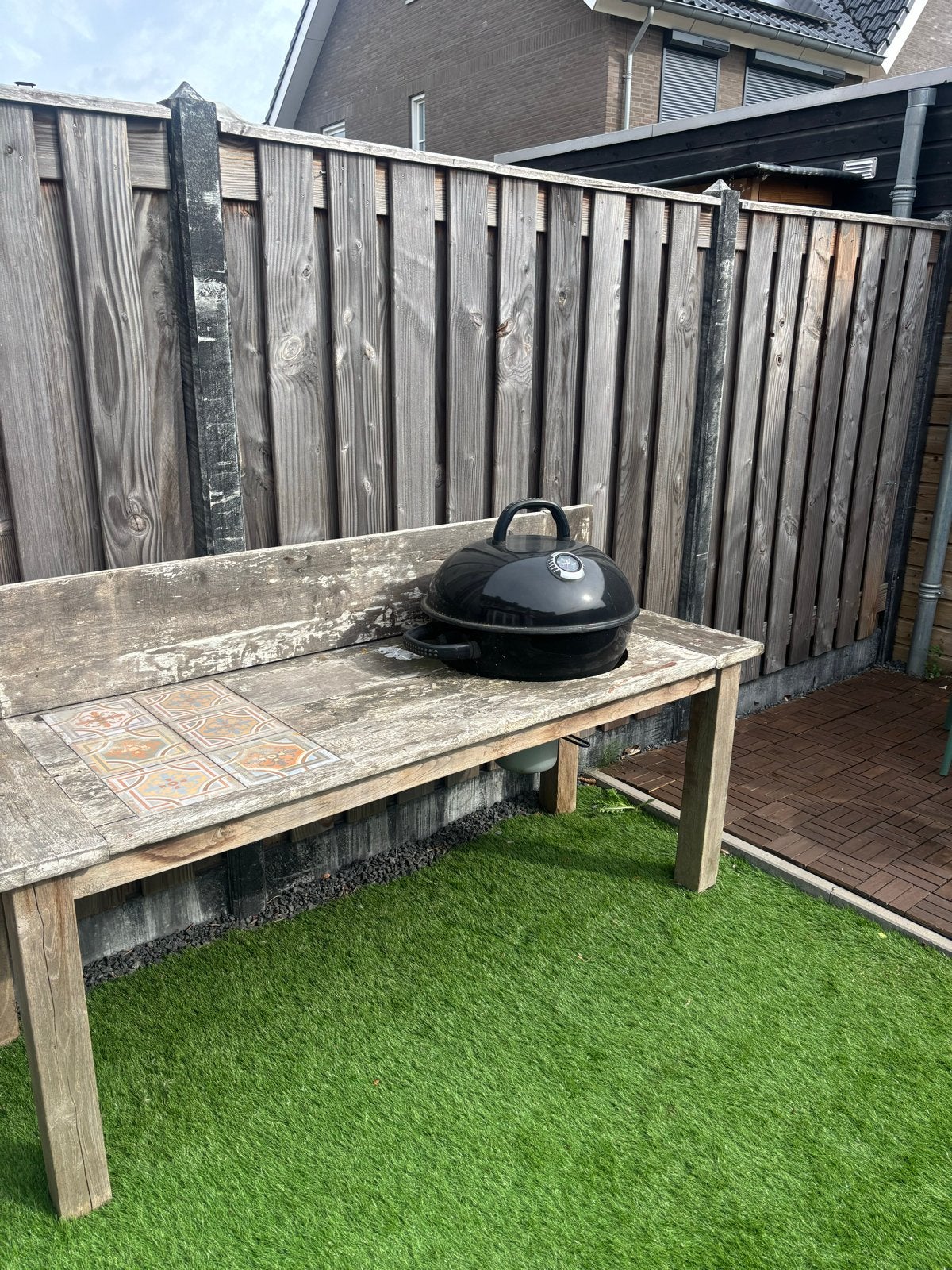 Robuuste eikenhouten barbecuetafel met tegels, Ophalen, Gebruikt