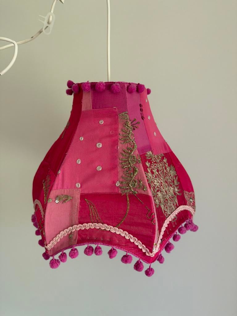 Unieke Roze Lampenkap met Borduurwerk en Pompons, Ophalen, Zo goed als nieuw
