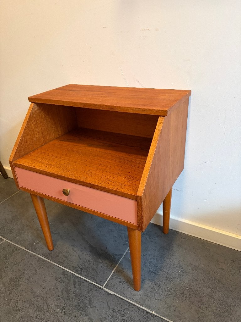 Nachtkastje/bijzetkastje  met roze lade, Huis en Inrichting, Ophalen, Gebruikt, Minder dan 45 cm, 55 tot 70 cm