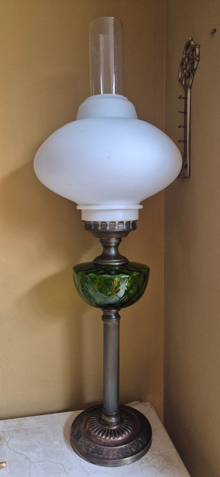 Antieke Tafellamp met Groene Glazen Voet en Messing, Ophalen
