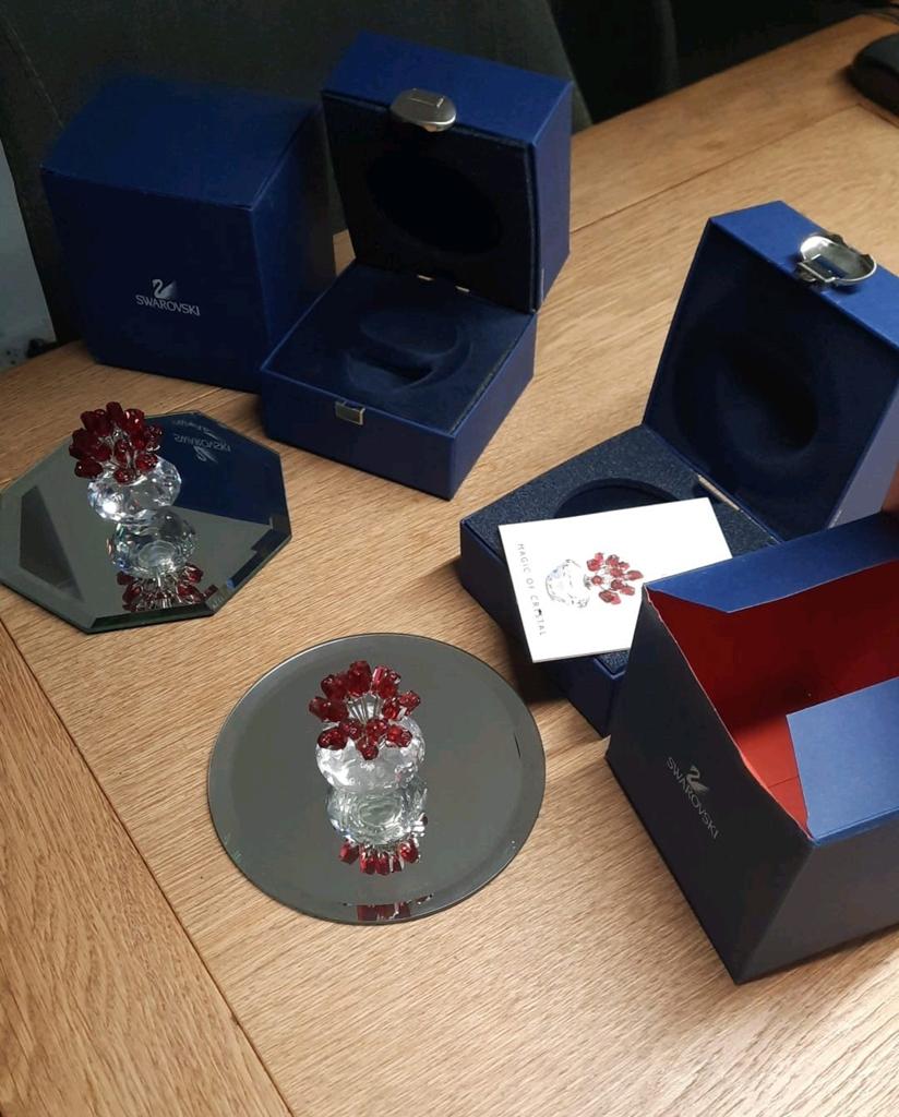 2x vaas met rode bloemen, swarovski in dozen, Ophalen of Verzenden, Zo goed als nieuw, Figuurtje