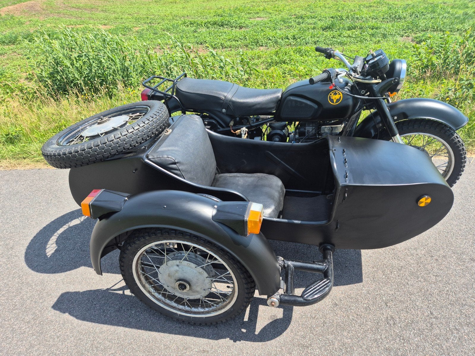 Zwarte Dnepr MT11 motor met zijspan   ural
