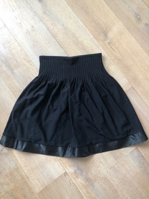 Nieuw zwart zwierig rokje maat M van Zara., Kleding | Dames, Maat 38/40 (M), Nieuw, Ophalen of Verzenden, Boven de knie