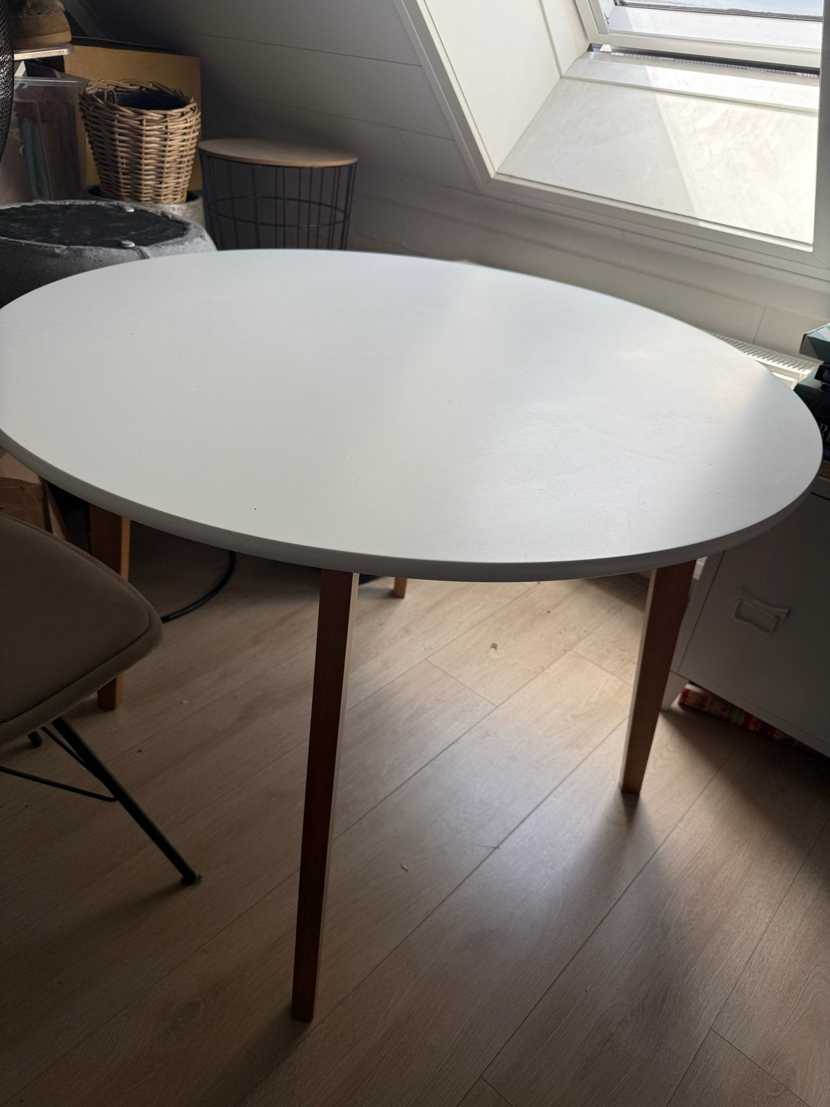 Ronde Jysk tafel wit met houten poten, Ophalen, Gebruikt, Overige materialen, Rond
