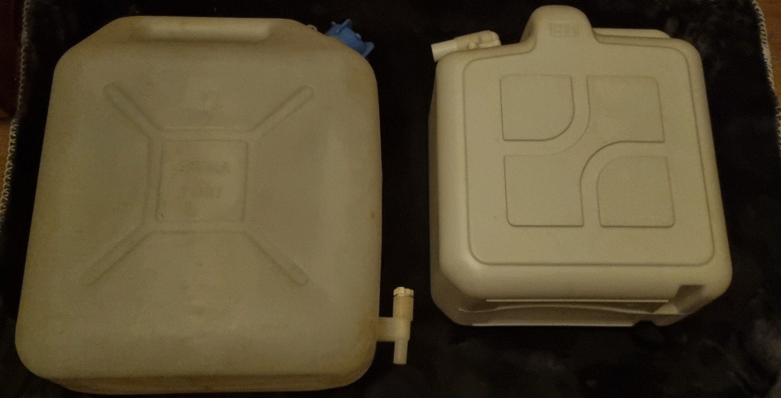 2 jerrycans met kraantjes, Ophalen, Gebruikt