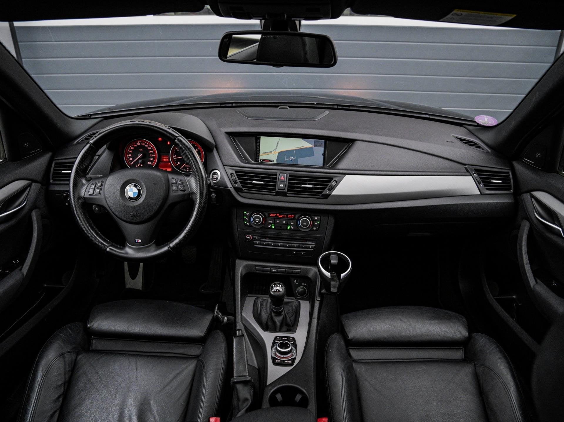 BMW X1 SDrive18i M-sport | Panoramadak | Leder | Xenon | Nav, Auto's, X1, Euro 5, Achterwielaandrijving, Zwart