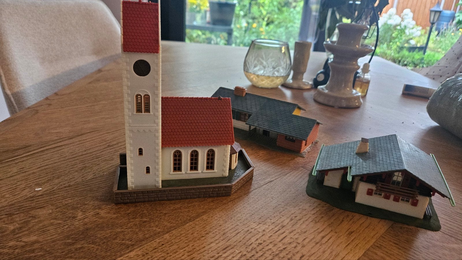 Modelspoor: 2 huizen en een kerk, Overige merken, Gebruikt, Gelijkstroom of Wisselstroom, Brug, Tunnel of Gebouw