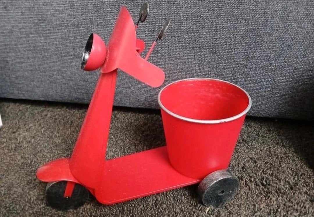 Z.G.A.N. rode plastic scooter met (bloem) potje., Ophalen of Verzenden