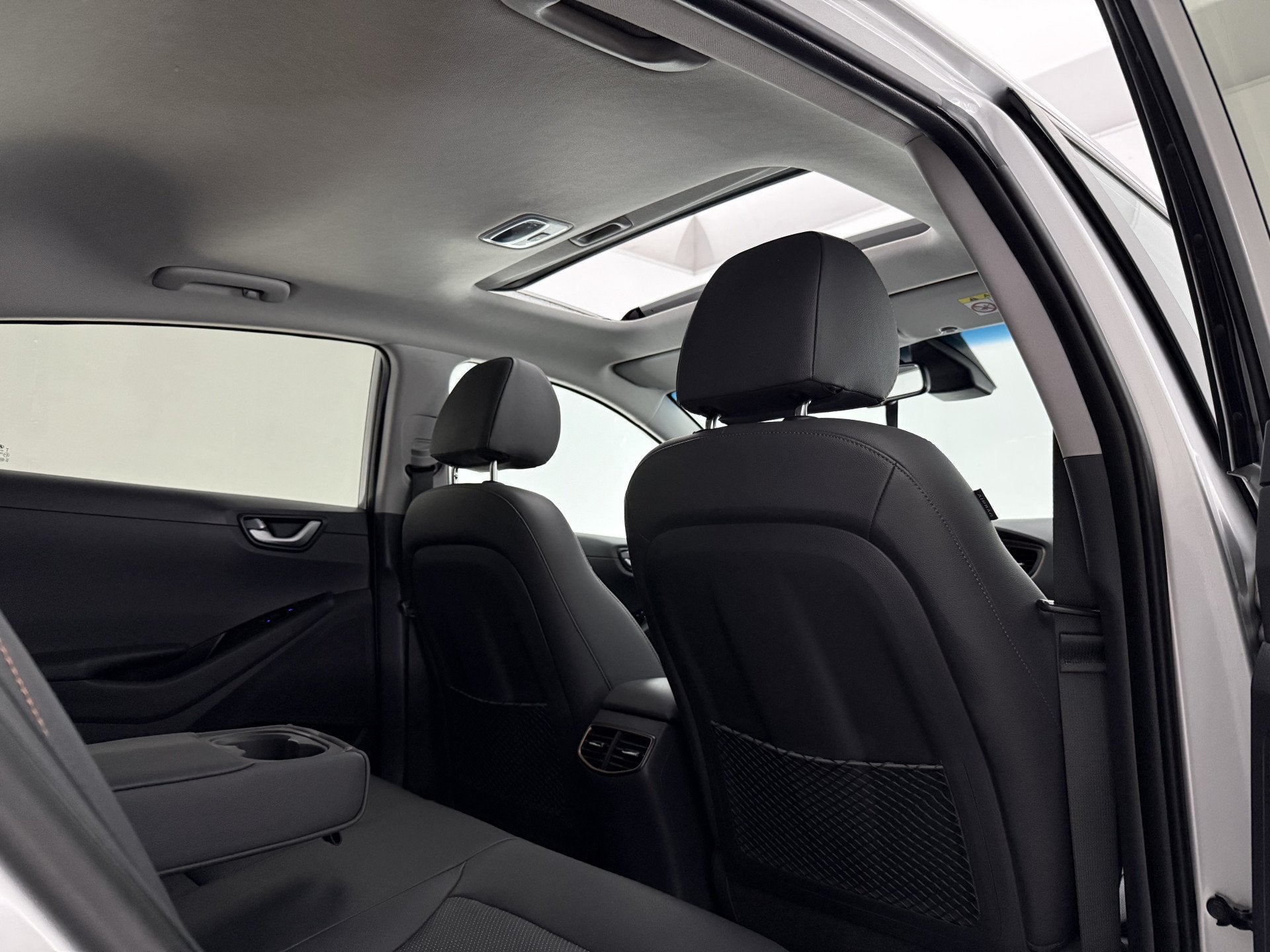 Foto 28 van Hyundai IONIQ Premium EV | Snelladen | SOH 87% | Pano | Stoe
