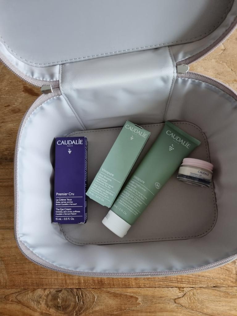 Nieuw Caudalie Skincare Set met gratis beauty case, Sieraden, Tassen en Uiterlijk, Uiterlijk | Gezichtsverzorging, Ophalen of Verzenden