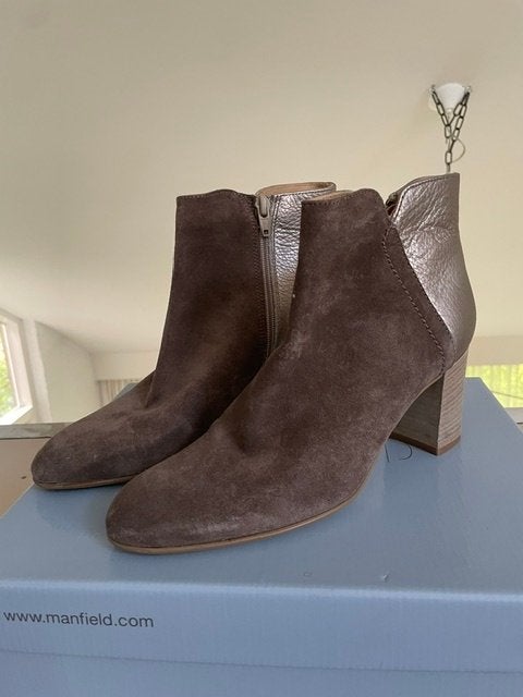 Korte suede laarzen. Taupe met goud. Manfield. Maat 39 NIEUW, Kleding | Dames, Ophalen, Overige kleuren, Lage of Enkellaarzen