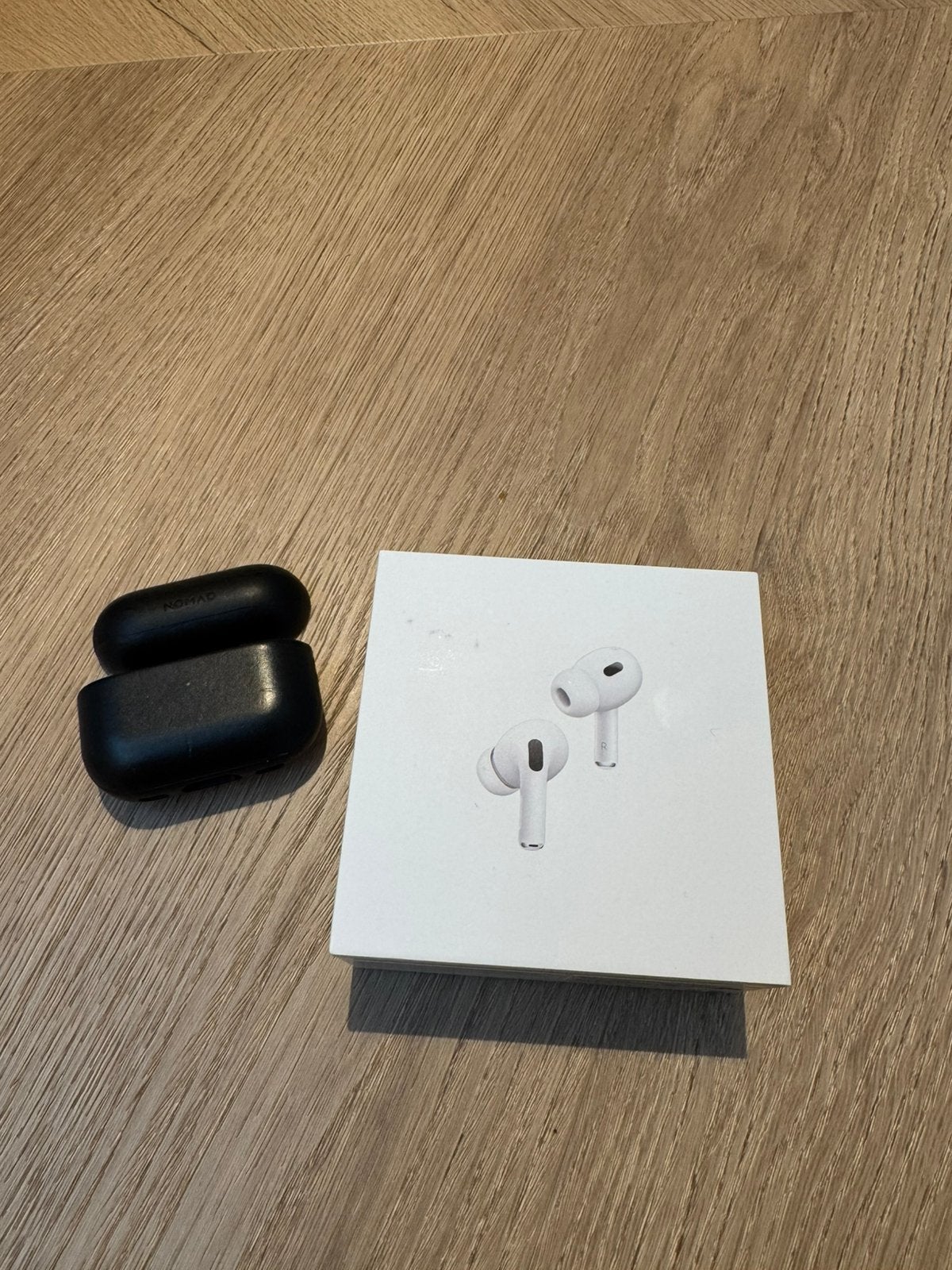 Apple AirPods Pro 2 (USB-C) compleet met Nomad leren hoesje, Ophalen of Verzenden, Zo goed als nieuw