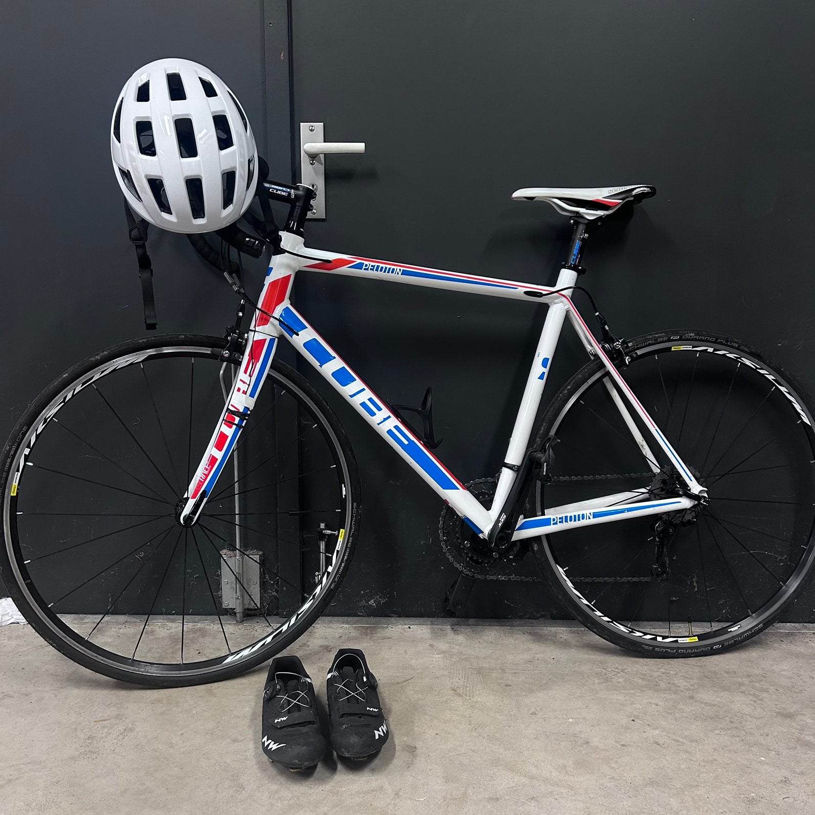 Racefiets met schoenen en helm, Gebruikt, Velgrem, Aluminium, 57 tot 61 cm